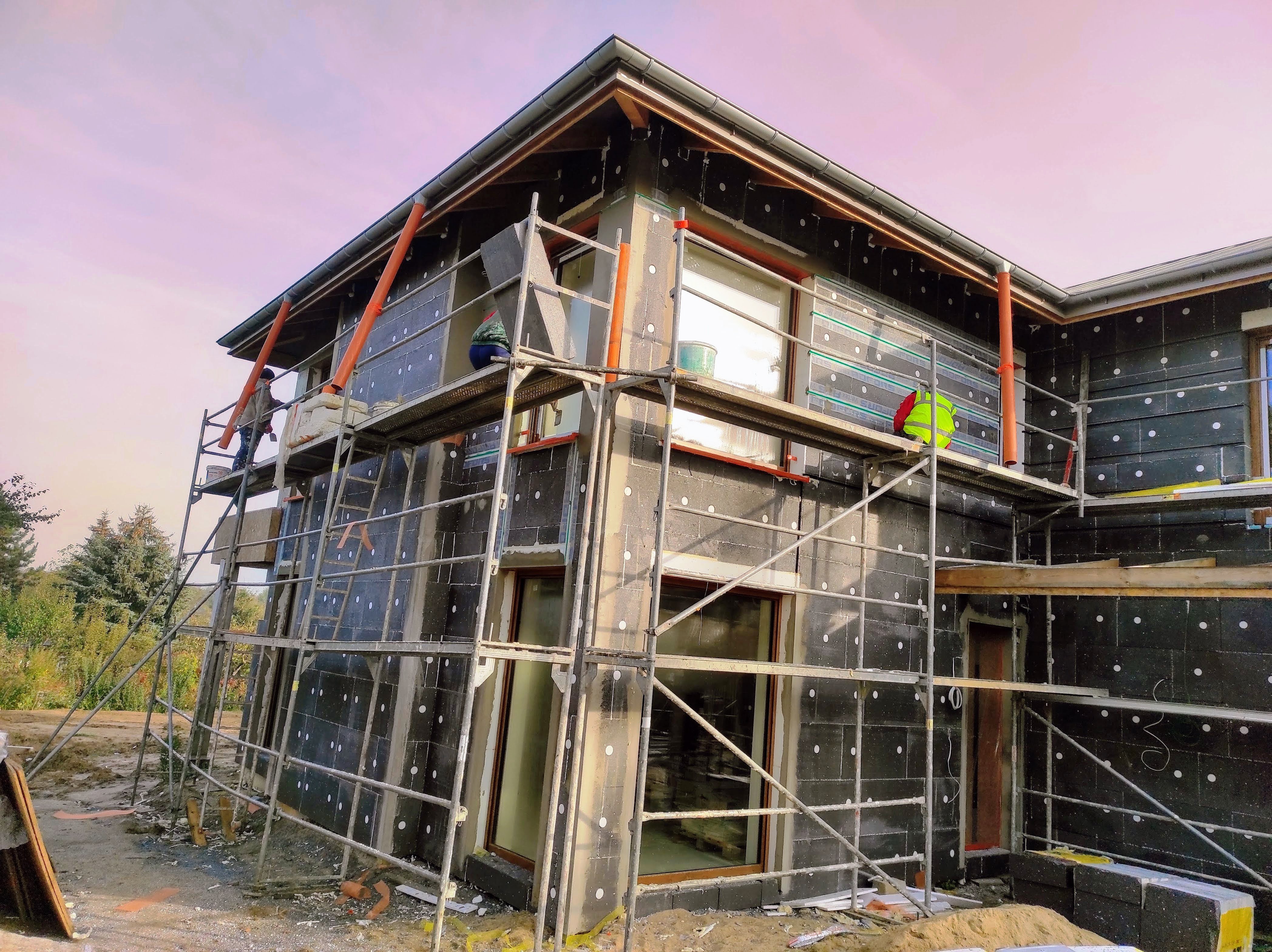 Docieplenie domu jednorodzinnego w Lublinie – montaż styropianu grafitowego i kołkowanie systemu ociepleń